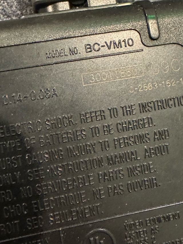 Sony BCVM10 charger & battery - photo 2
