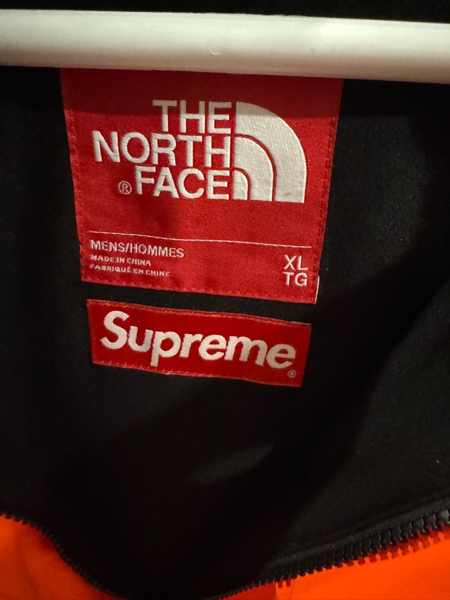 XL SUPREME NORTH FACE MOUNTAIN LIGHT JACKET POWER ORANGE - photo 2