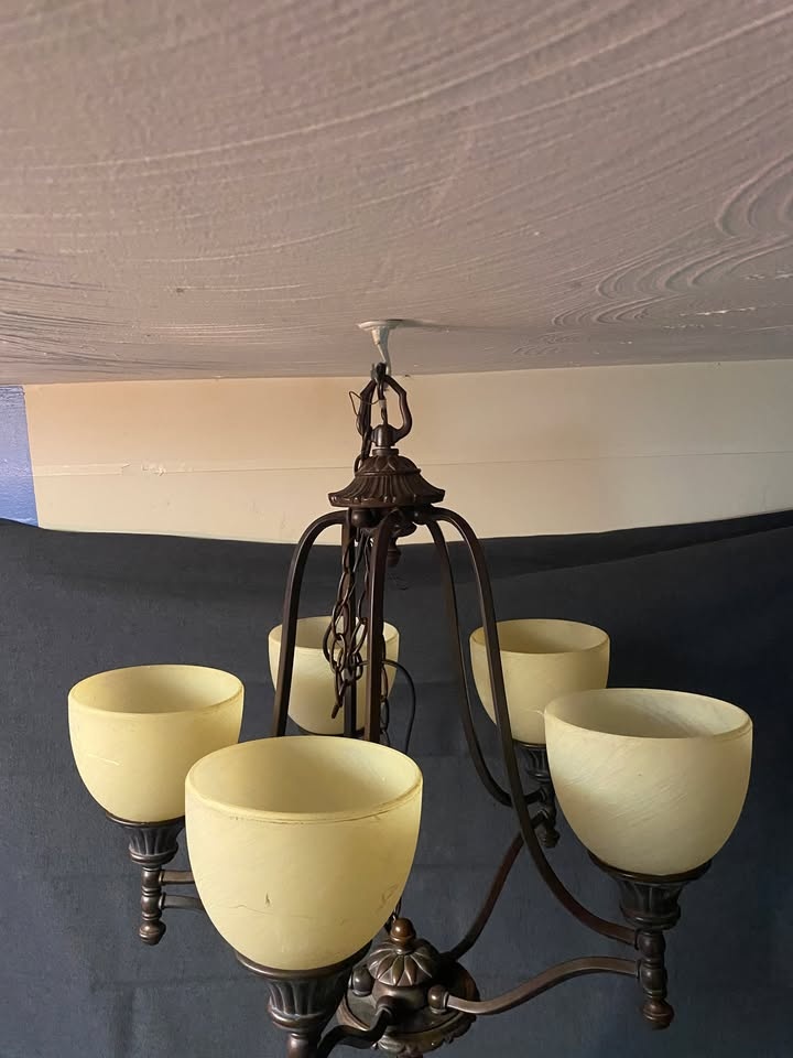 5 light Chandelier 25" H x 26"W 5 Bulbs - photo 2