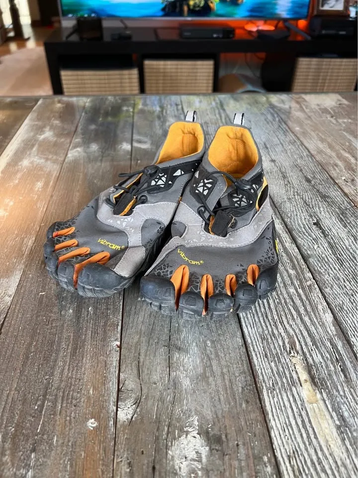 Vibram FiveFingers - Men's Size 9 image indicator(2)