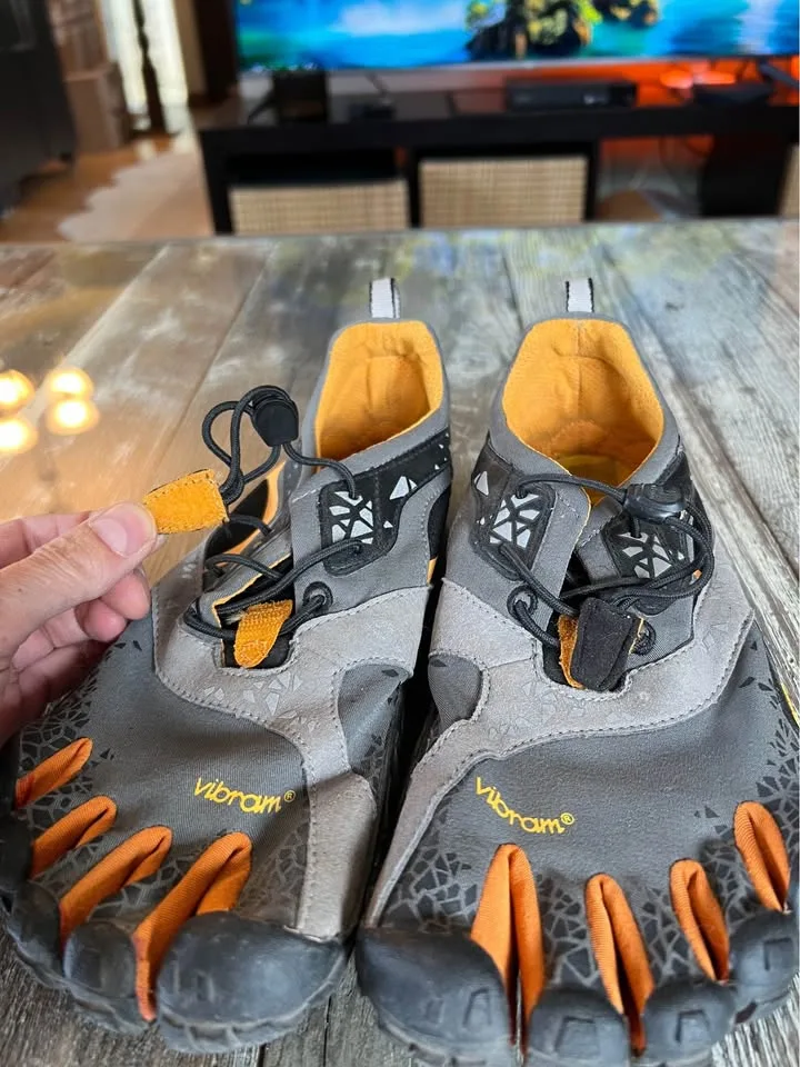 Vibram FiveFingers - Men's Size 9 image indicator(6)