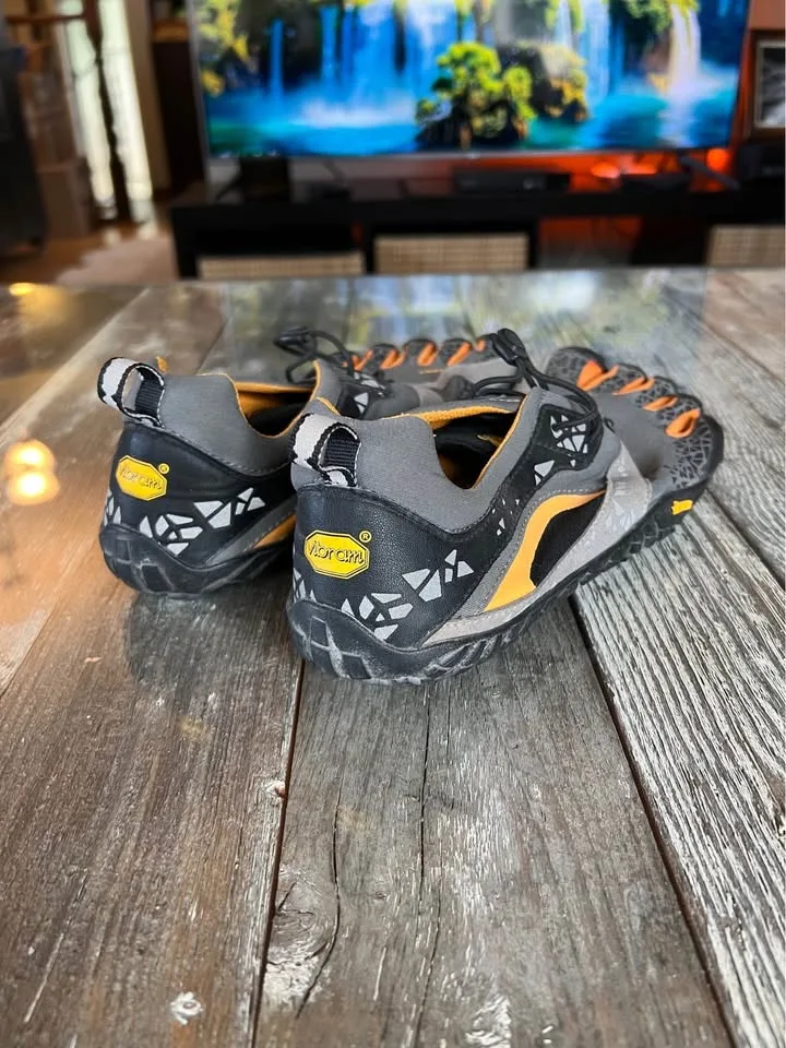 Vibram FiveFingers - Men's Size 9 image indicator(7)