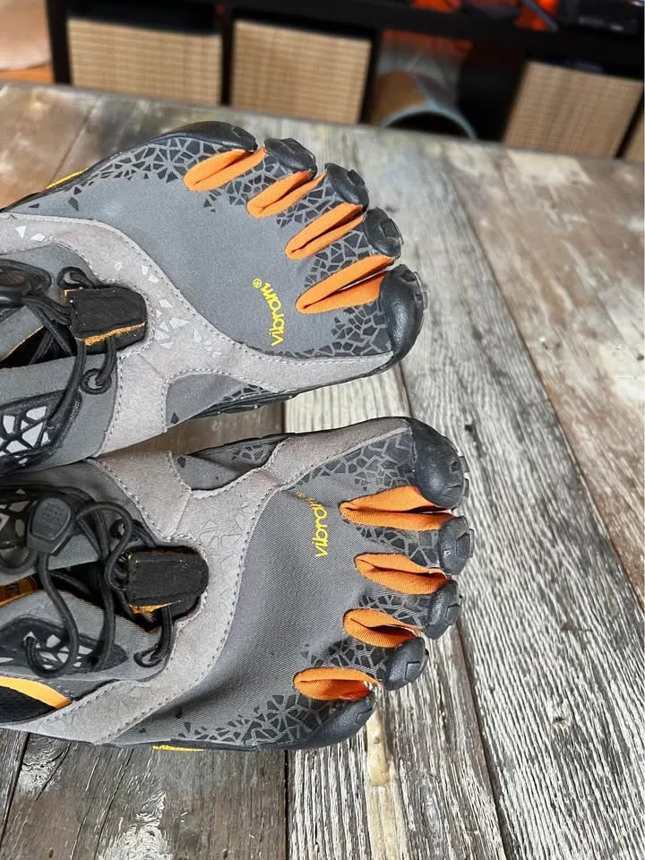 Vibram FiveFingers - Men's Size 9 image indicator(8)