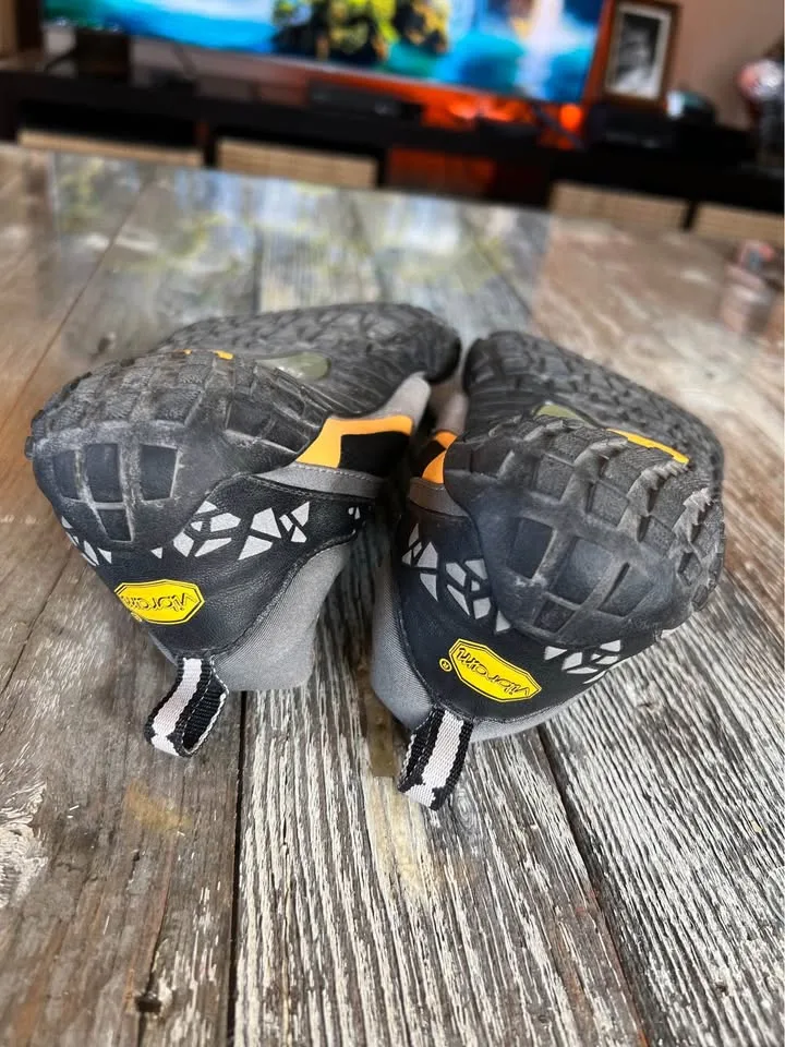 Vibram FiveFingers - Men's Size 9 image indicator(9)