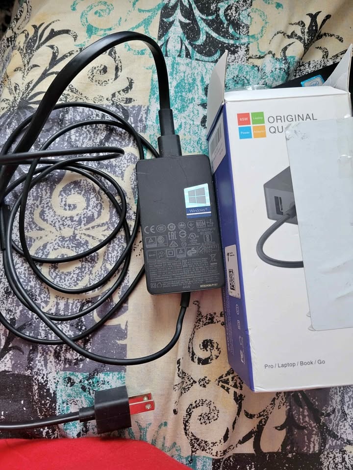 65 W laptop charger
