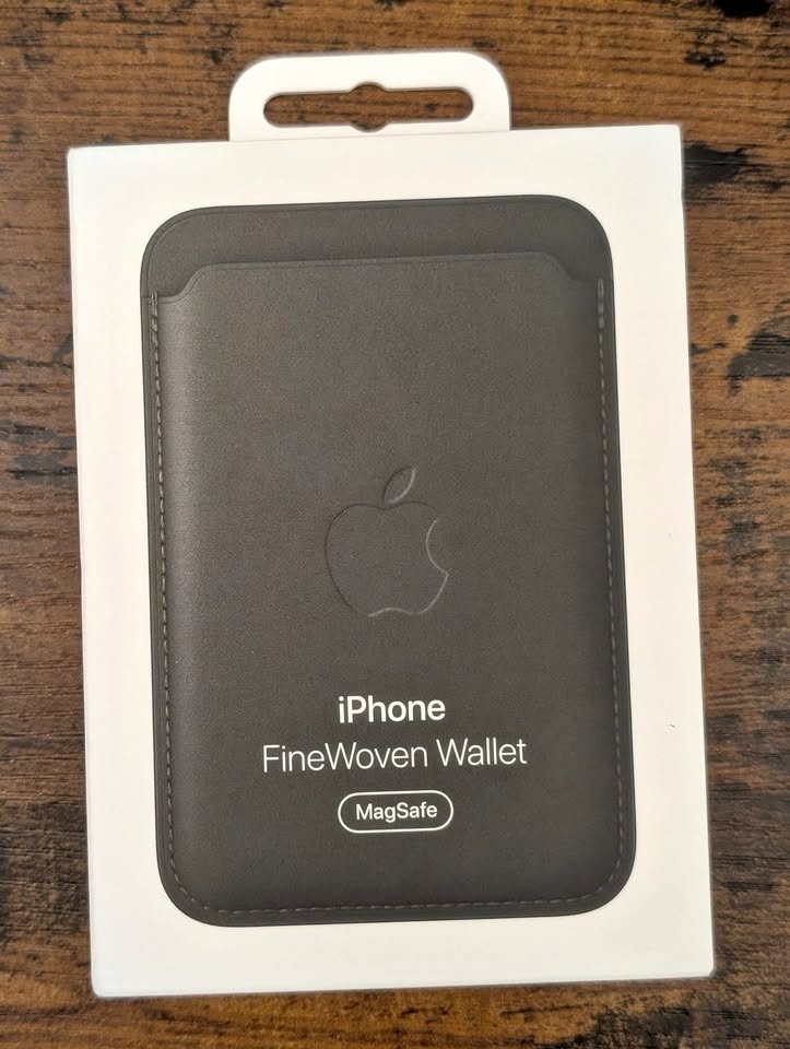 USED - Apple iPhone FineWoven Wallet with MagSafe – black
