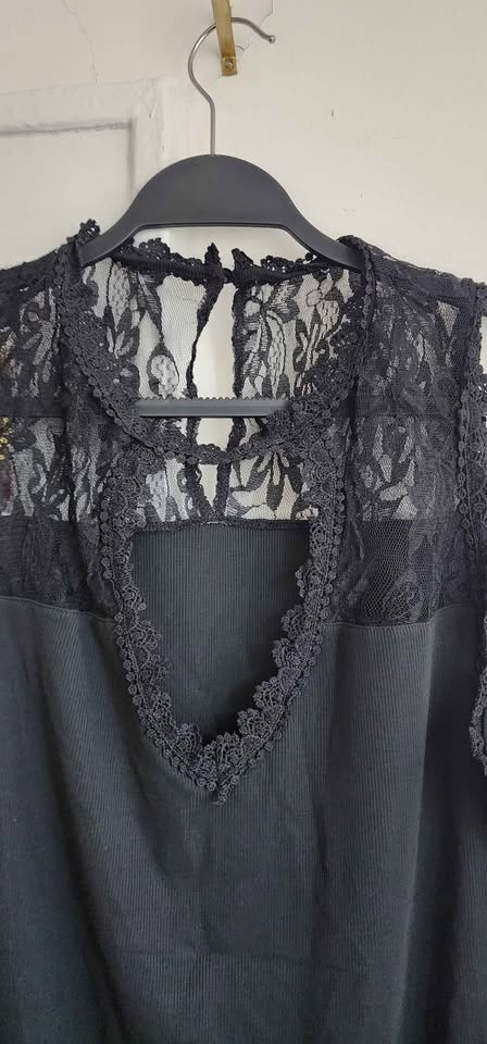 Women's Emery Rose black ribbed lace sleeveless top - photo 5