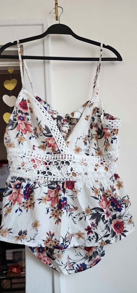 SHEIN floral Lace Panel Peplum Cami Top