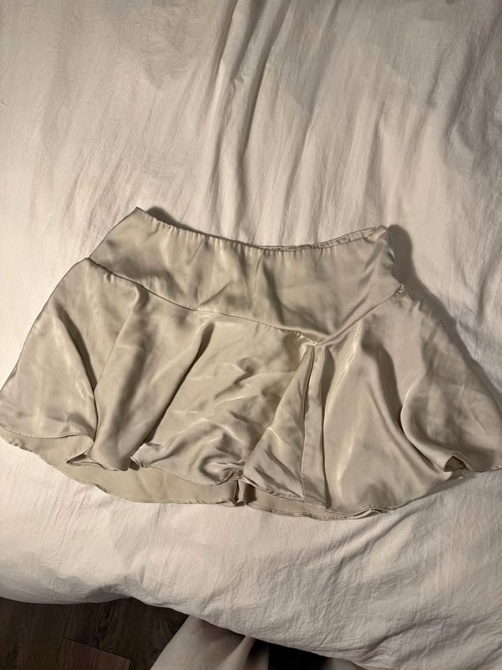 Champagne Satin Pleated Mini Skirt – Oh Polly - size M