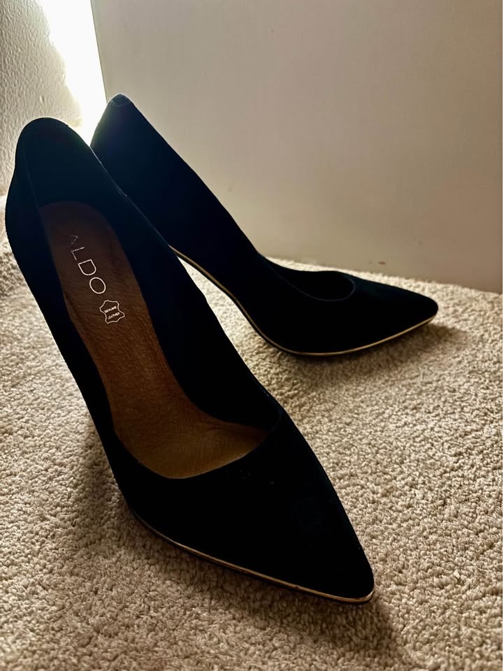 Black and Golden Aldo Pointy Toe Heels - photo 3