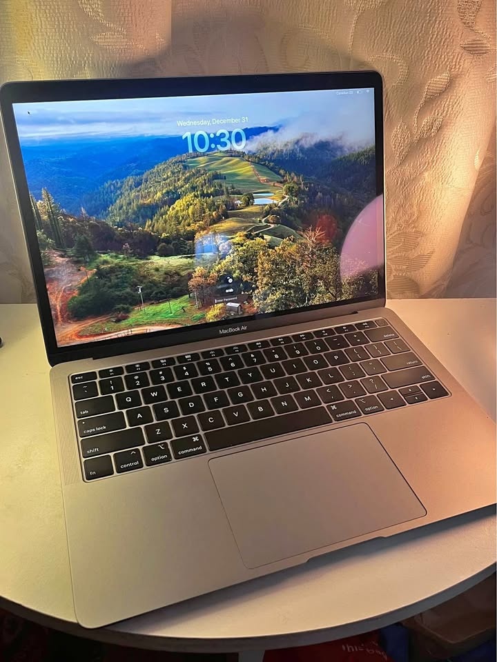 2019 MacBook Air (Retina) – Intel i5, 8GB RAM – Clean