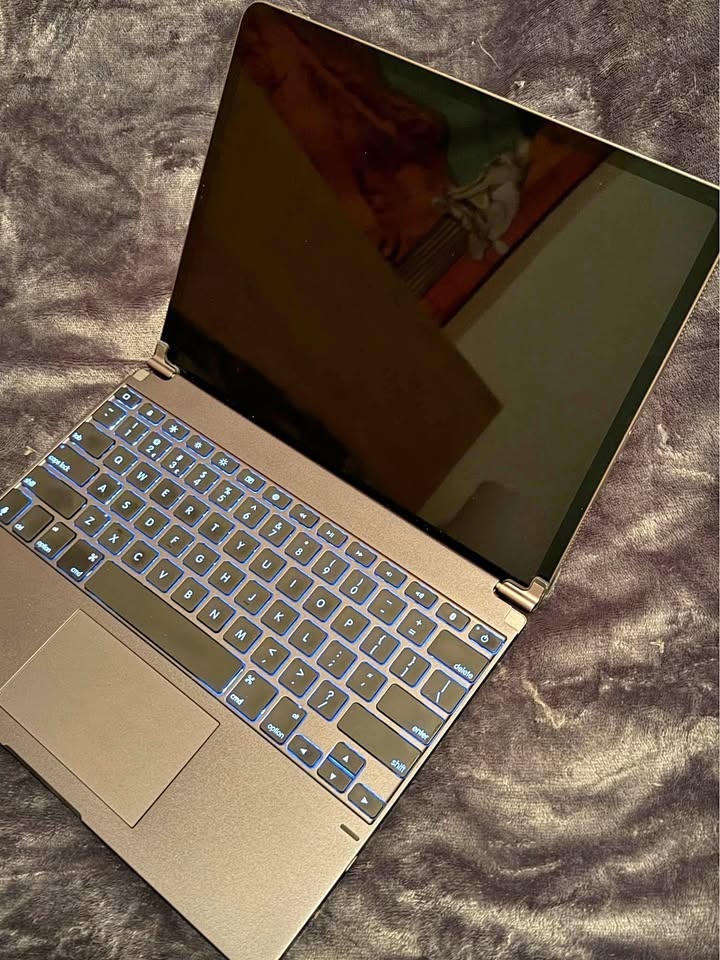 iPad Pro 12.9-inch 256GB 4th Gen w/Brydge Keyboard