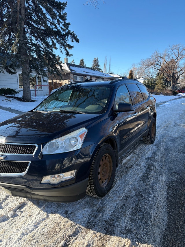 2012 Chev Traverse - 8 passenger - photo 2