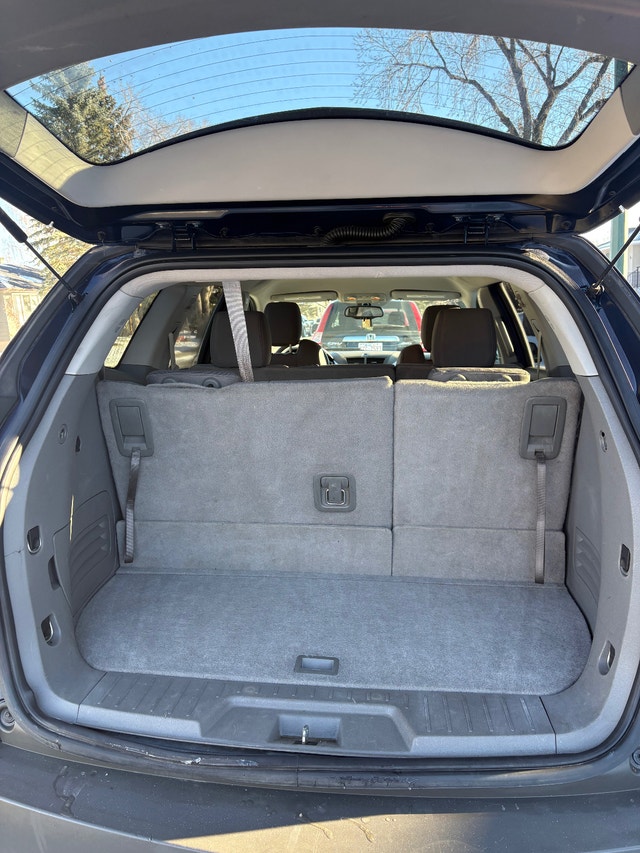 2012 Chev Traverse - 8 passenger - photo 4