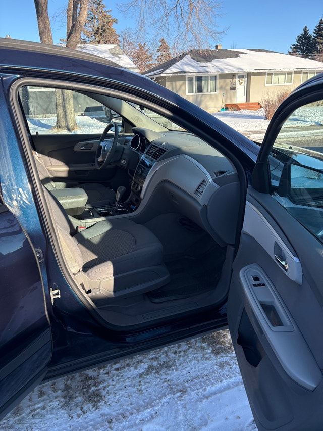2012 Chev Traverse - 8 passenger - photo 5