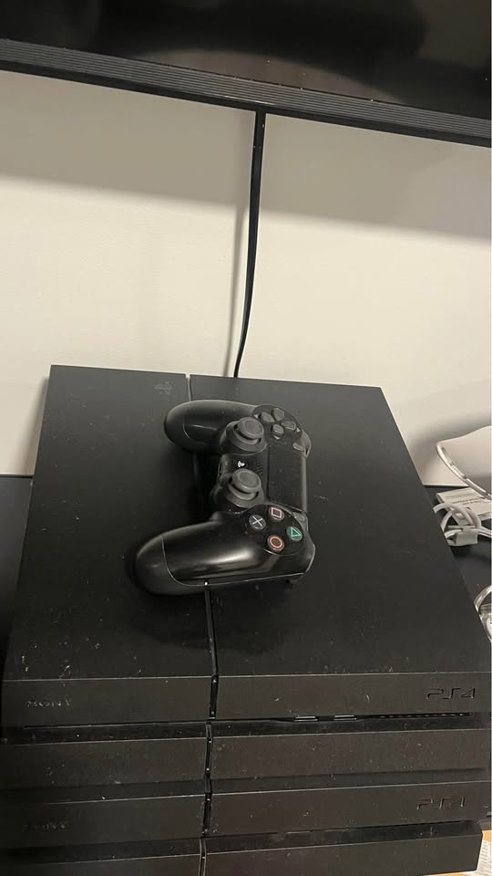 PS4 consoles, controller and games - photo 2