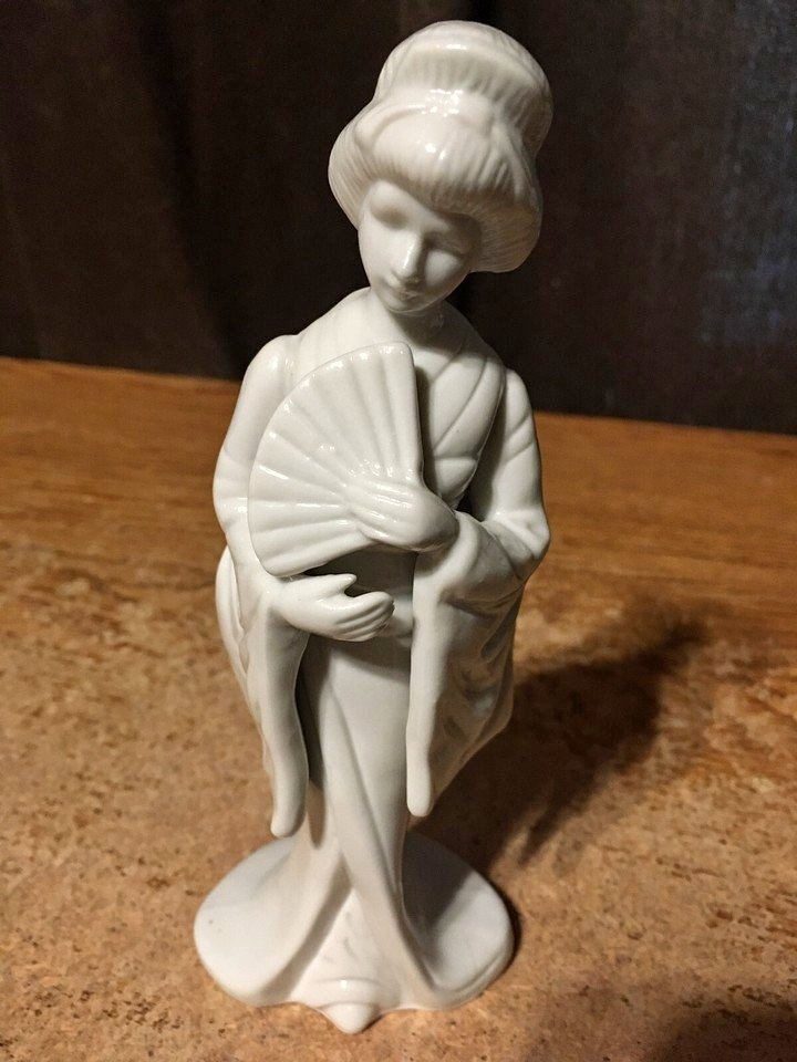 VINTAGE TRADITIONAL GEISHA FIGURINE HOLDING FAN WHITE 6 3/4"