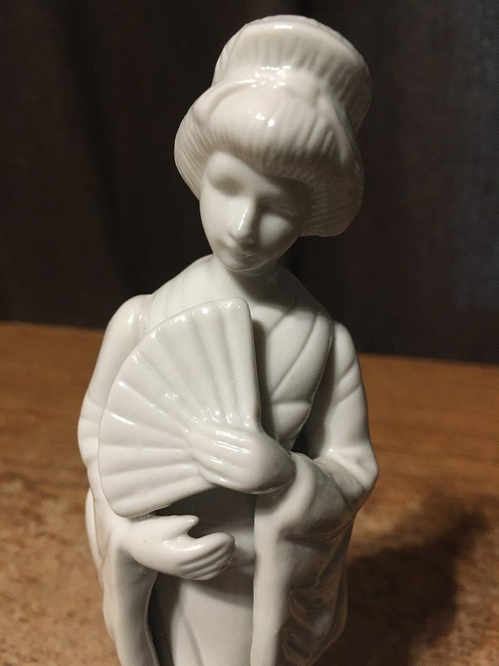 VINTAGE TRADITIONAL GEISHA FIGURINE HOLDING FAN WHITE 6 3/4" - photo 2