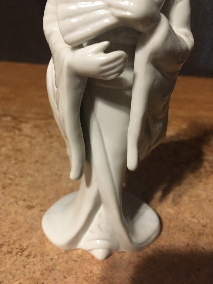 VINTAGE TRADITIONAL GEISHA FIGURINE HOLDING FAN WHITE 6 3/4" - photo 3