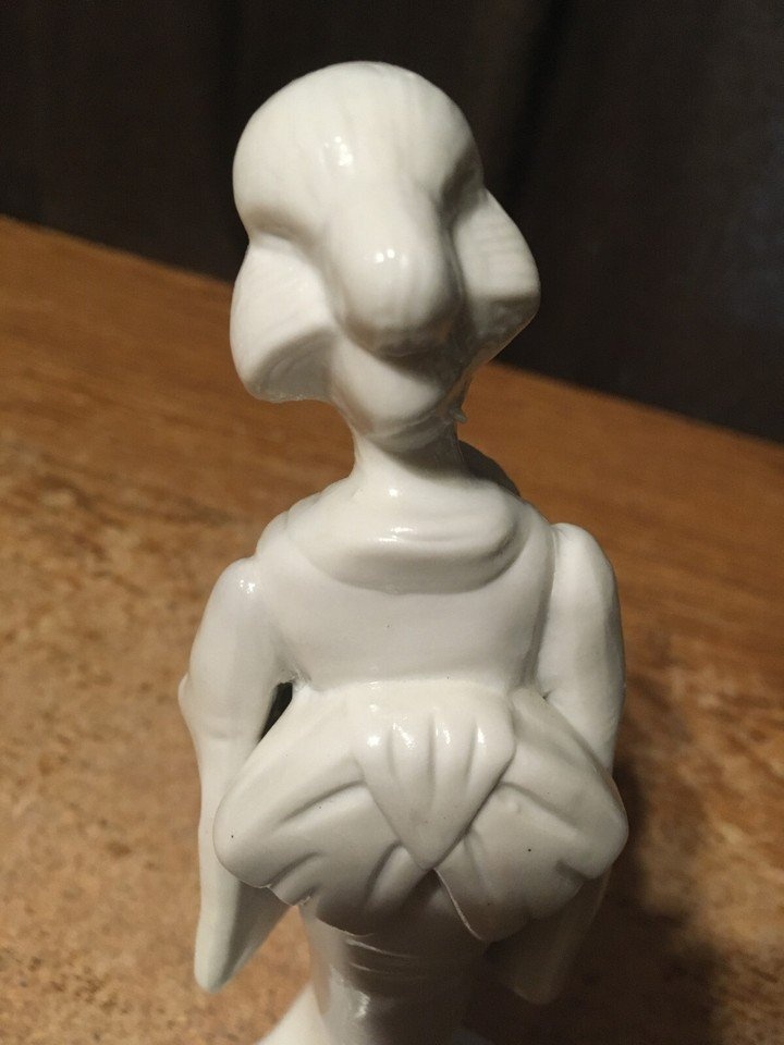 VINTAGE TRADITIONAL GEISHA FIGURINE HOLDING FAN WHITE 6 3/4" - photo 4
