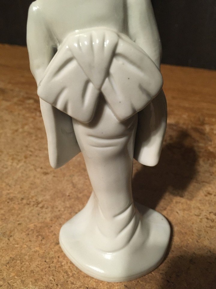 VINTAGE TRADITIONAL GEISHA FIGURINE HOLDING FAN WHITE 6 3/4" - photo 5