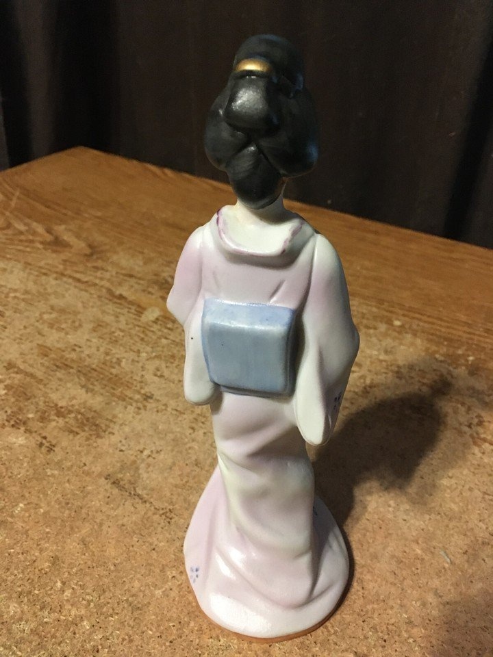 JAPANESE GEISHA GIRL FIGURINE UCGC TAIWAN BISQUE PORCELAIN 7" - photo 3