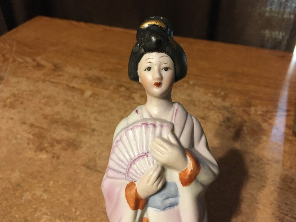 JAPANESE GEISHA GIRL FIGURINE UCGC TAIWAN BISQUE PORCELAIN 7" - photo 5