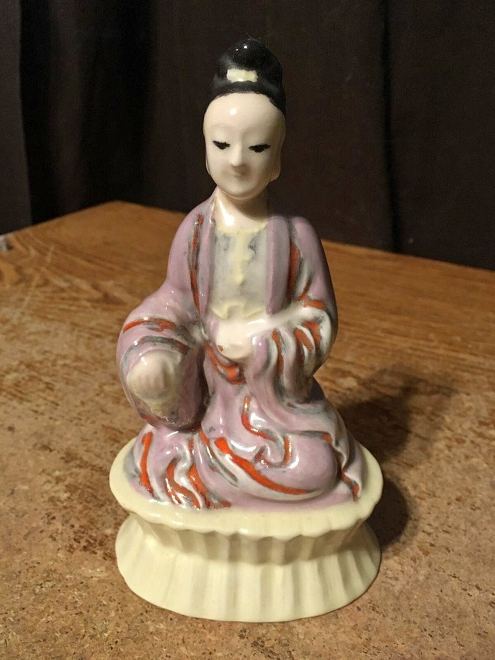VINTAGE TRADITIONAL GEISHA SITTING LEGS CROSSED 7"