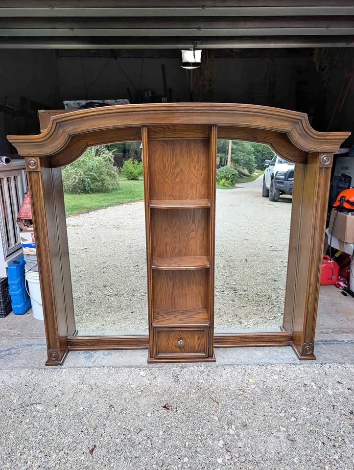 Free - Wood mirror display