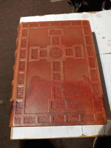 Illustrated Family Bible 1950s ...weights 15 Pounds - photo 2