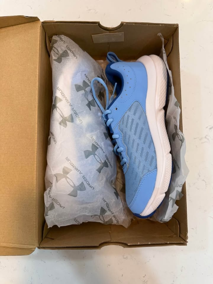Women’s Under Armour Sneakers - Charged Assert, size 8.5 - photo 2