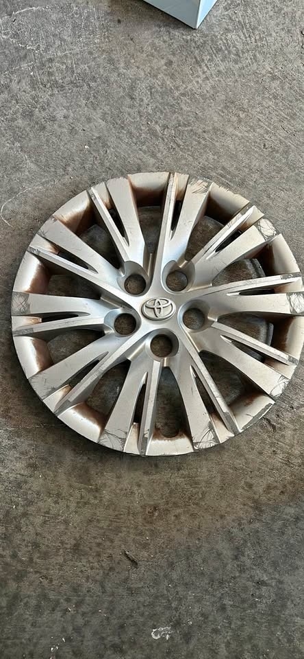 1 Genuine Toyota 16 Inch Hubcap