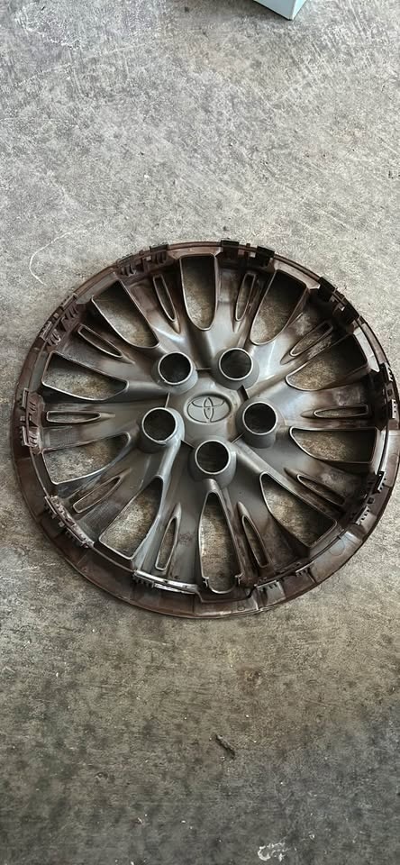 1 Genuine Toyota 16 Inch Hubcap - photo 2