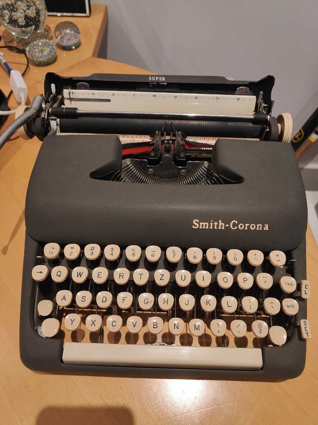 Vintage Typewriter - photo 2