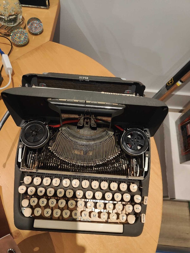 Vintage Typewriter - photo 3