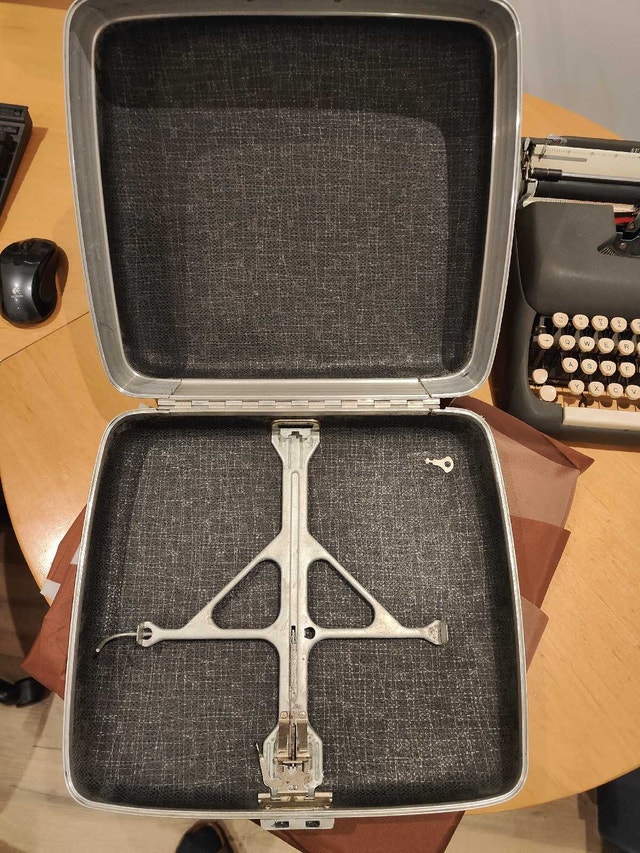 Vintage Typewriter - photo 5