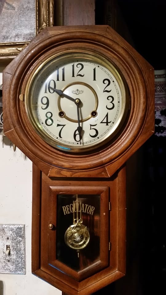 VTG Wall Regulator Clocks Lot of 3 ...FOR PARTS OR REPAIR..... R - photo 3