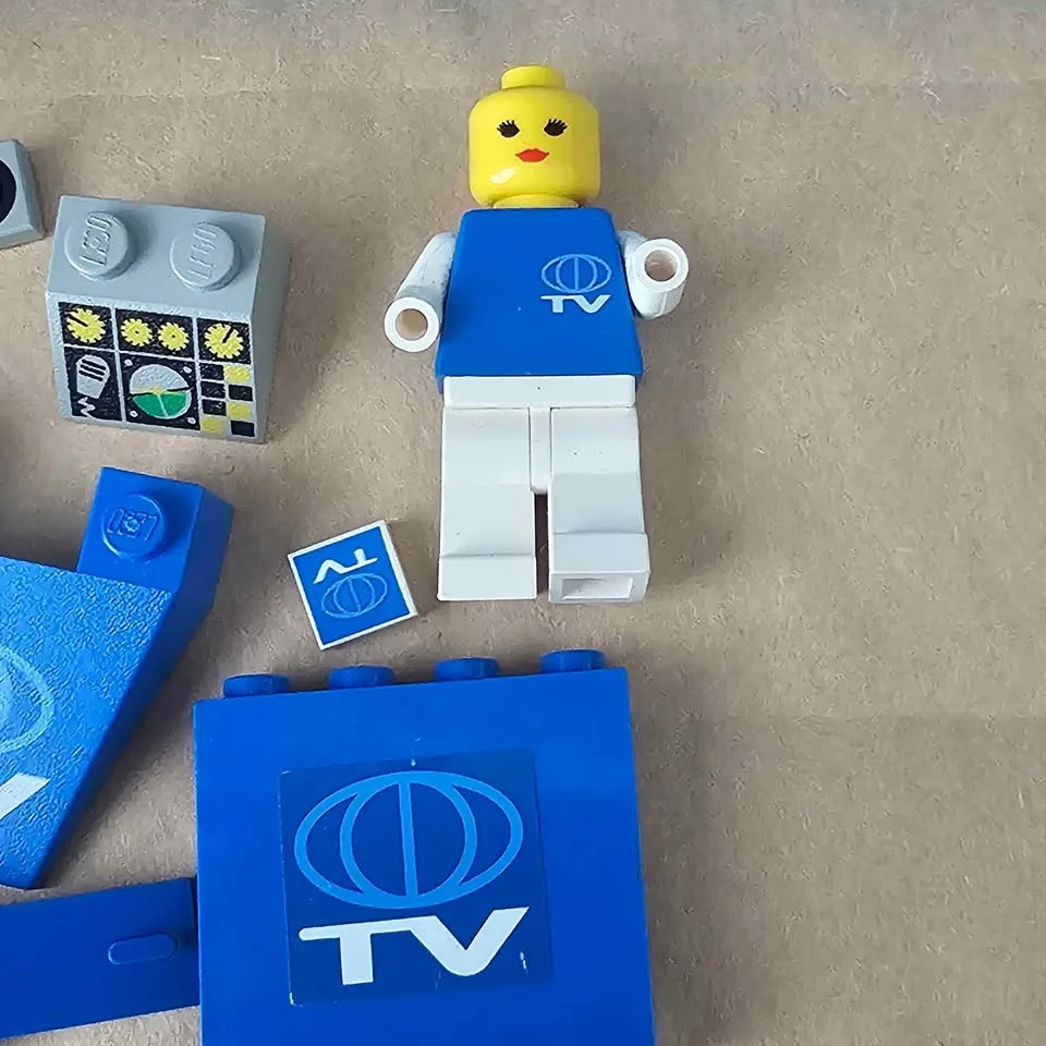 Vintage Lego TV Minifigs and Misc Parts image indicator(2)