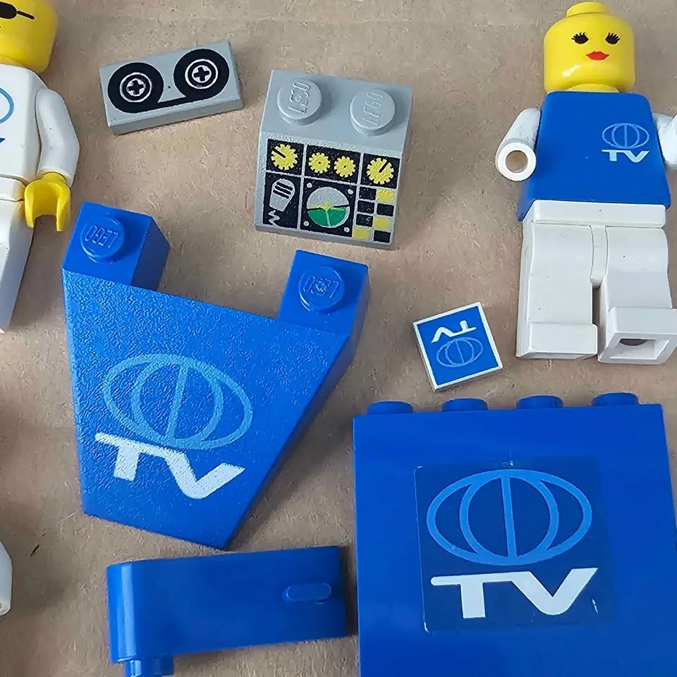 Vintage Lego TV Minifigs and Misc Parts image indicator(3)
