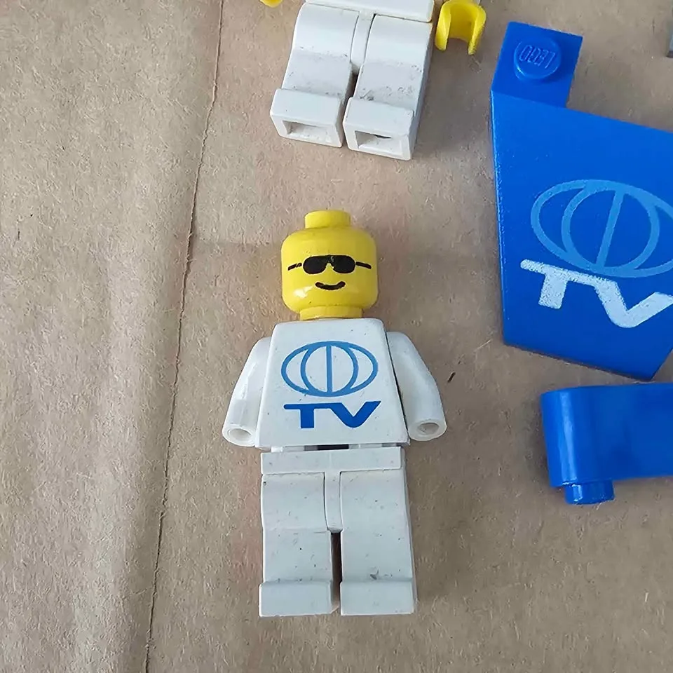 Vintage Lego TV Minifigs and Misc Parts image indicator(4)
