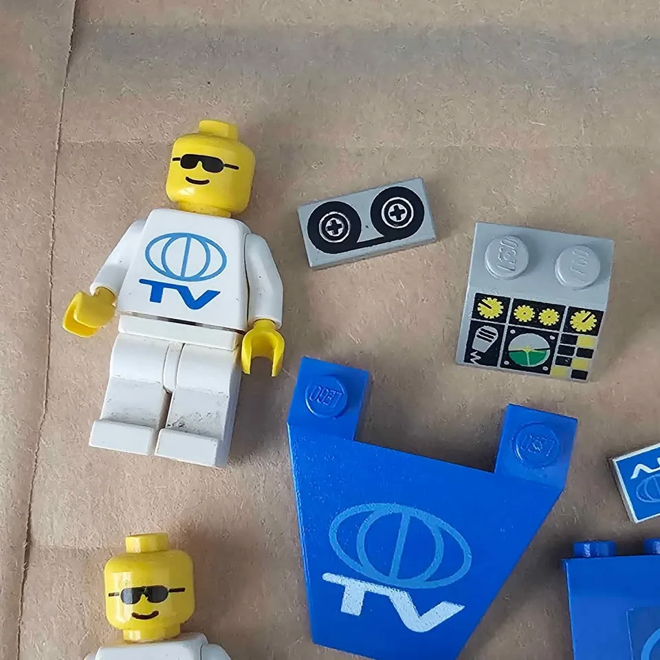Vintage Lego TV Minifigs and Misc Parts image indicator(5)
