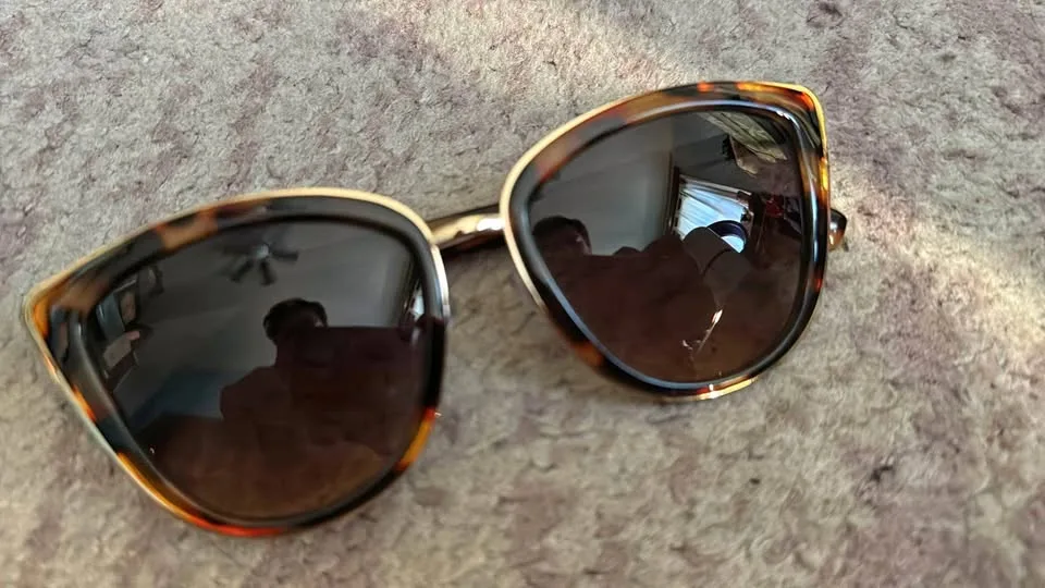 Daisy Fuentes sunglasses thumbnail