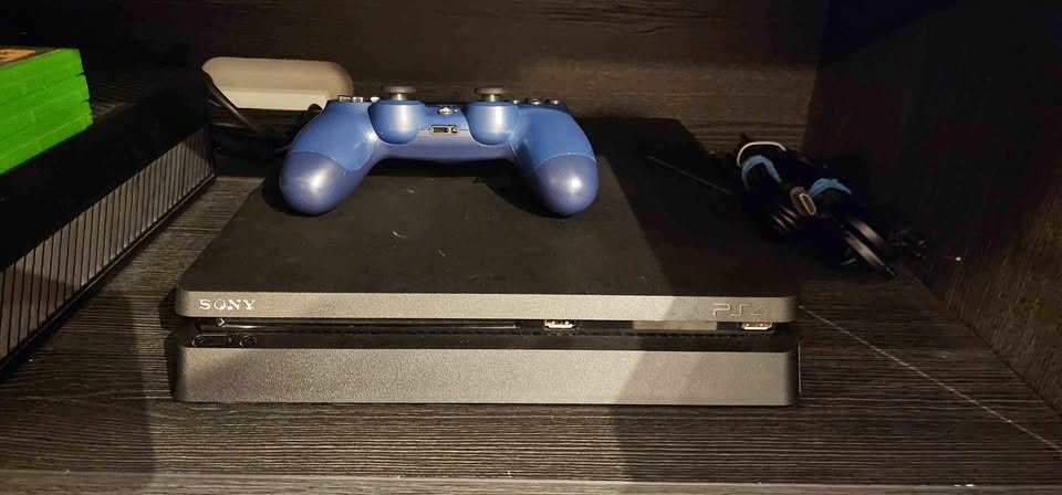 PS4 Slim 1TB Clean & Tested, Blue Controller, Headset