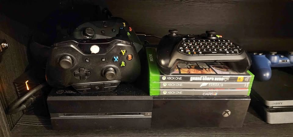 Xbox One (Launch Model) Clean & Tested, 2TB, 3 Controllers