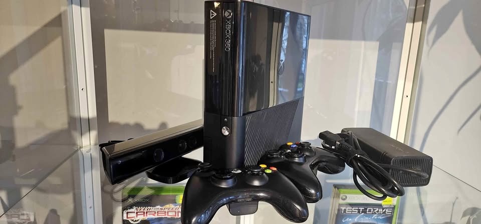 Xbox 360 Bundle Clean & Tested, Kinect, 2 Controllers