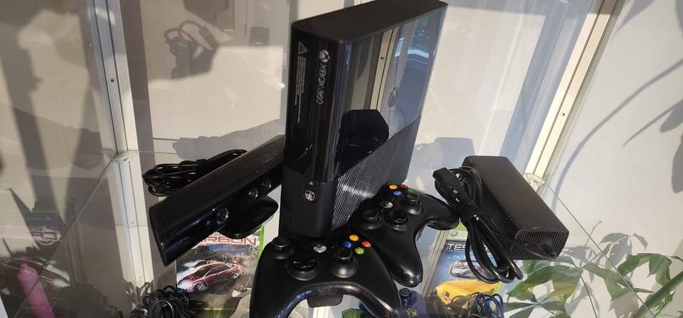Xbox 360 Bundle Clean & Tested, Kinect, 2 Controllers - photo 2