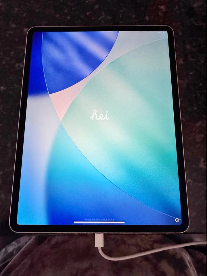 13” iPad Air (Wi‑Fi, 128GB, Starlight) – Lightly Used