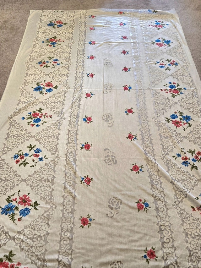 Vintage 8‘ X 5‘ Lace Tablecloth