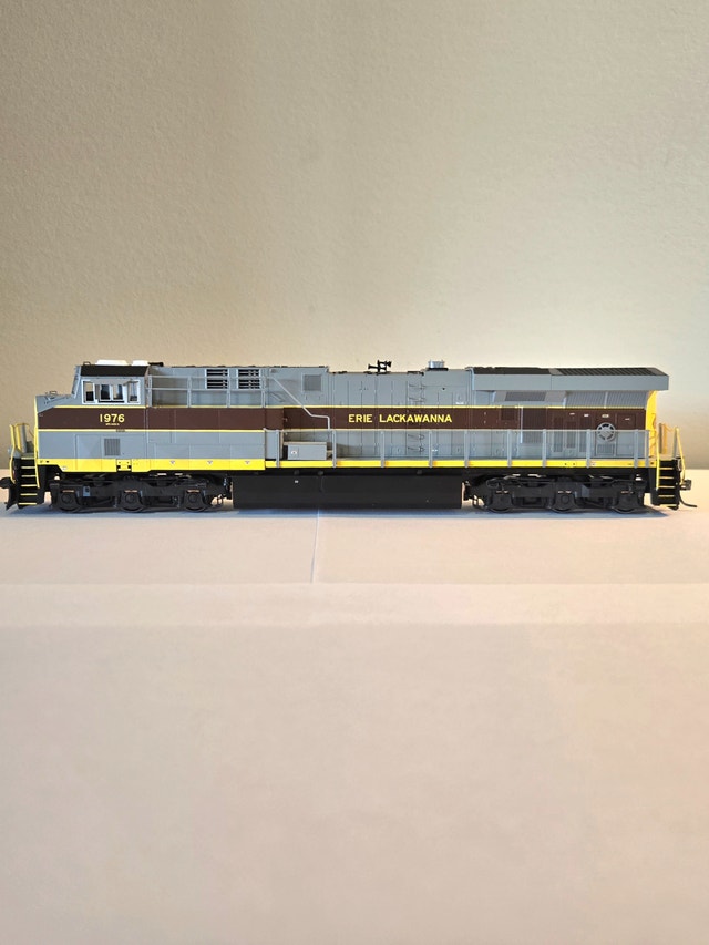 Erie Lackawanna HO scale ES44AC Locomotive car no1976