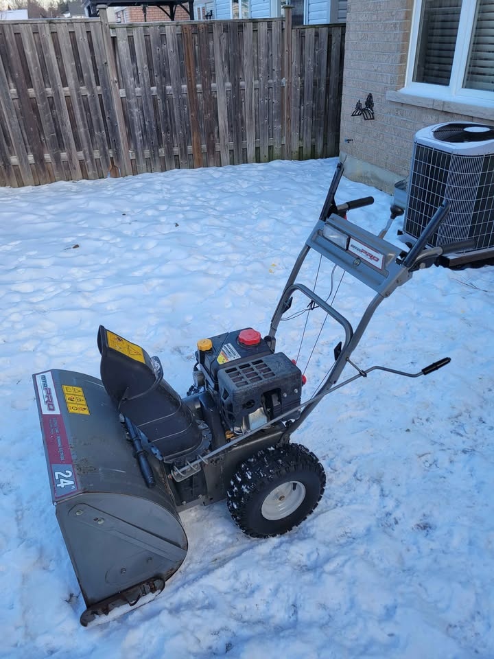 MTD Pro 2 Stage 24" Snowblower 208cc - photo 2